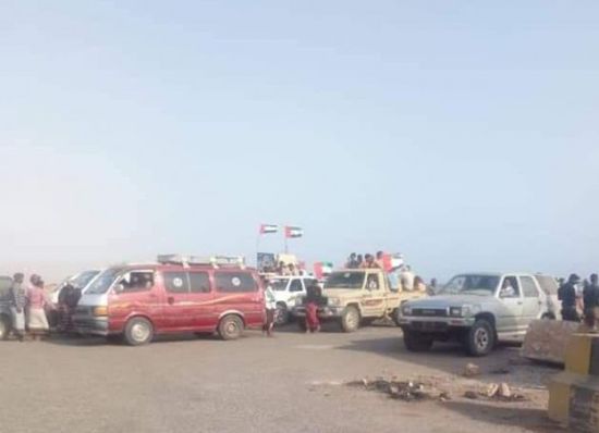 بمنحة بن زايد.. سقطرى تزف 100 من شبابها في عرس جماعي