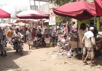 بعد ترميمه.. سوق جعار يغرق تحت أكوام المخلفات
