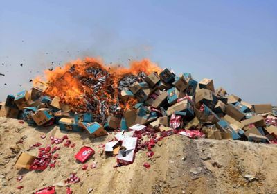 إتلاف شحنة أغذية تركية فاسدة بميناء عدن