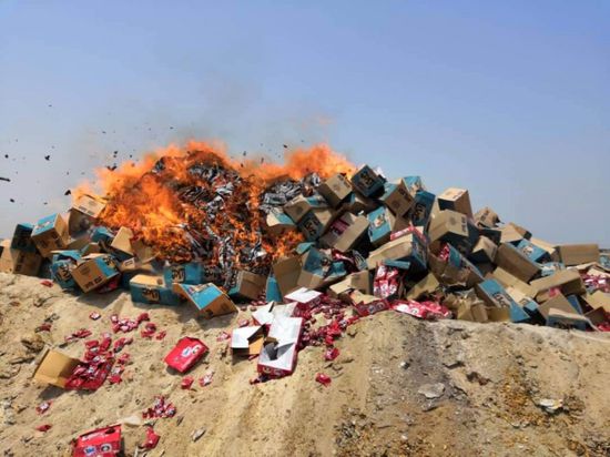 إتلاف شحنة أغذية تركية فاسدة بميناء عدن