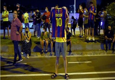 بعد رحيله.. جماهير برشلونة تتظاهر أمام منزل ميسي