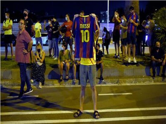 بعد رحيله.. جماهير برشلونة تتظاهر أمام منزل ميسي