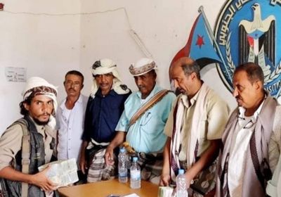 الزُبيدي يمنح إعانات مالية لأسر غريقات المحفد