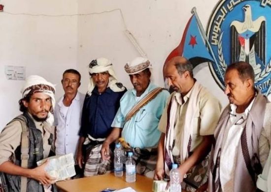 الزُبيدي يمنح إعانات مالية لأسر غريقات المحفد