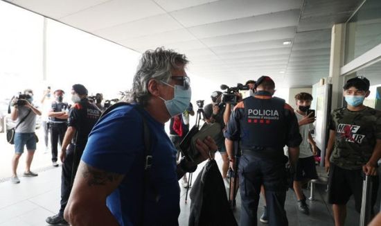 والد البرغوث: "نعم.. ميسي وقع لباريس سان جيرمان"