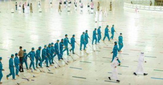 السعودية: 470 معدة و4 آلاف عامل لتعطير المسجد الحرام