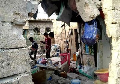 إصابة سيدة وحفيدها في قصف دبابة حوثية على الفاخر