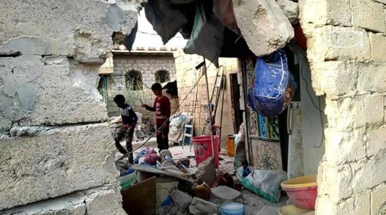 إصابة سيدة وحفيدها في قصف دبابة حوثية على الفاخر