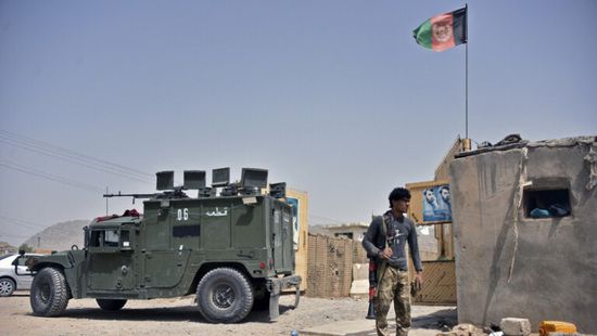 "طالبان" تهدد بمعاقبة من يخفي العسكريين الأفغان