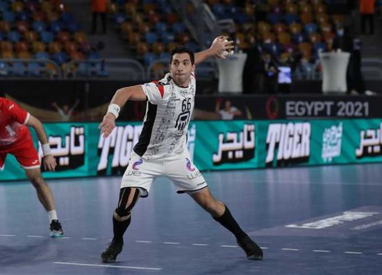 أحمد الأحمر يجدد للزمالك "على بياض"