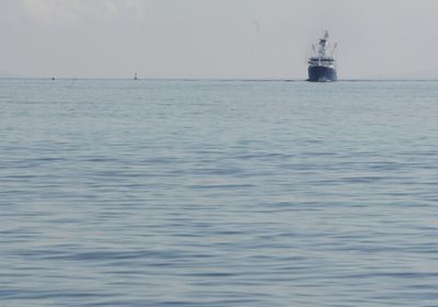 قراصنة يهاجمون سفينة قبالة سواحل الصومال