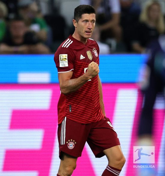 ليفاندوفسكي يتعادل للبايرن بـ"هدف تاريخي"