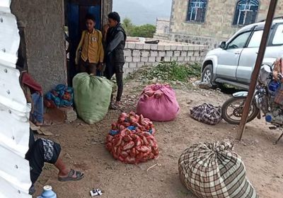 إخواني ينهب تجار القات في نقطة الحمادي بتعز