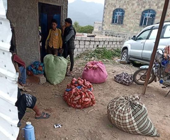 إخواني ينهب تجار القات في نقطة الحمادي بتعز