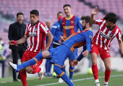 بيكيه يخفض راتبه لتسجيل لاعبين جدد ببرشلونة