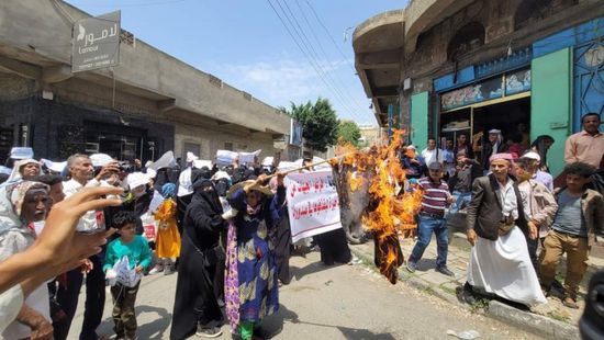 مسيرتان للمطالبة بالقصاص لضحايا مليشيا الشرعية في تعز