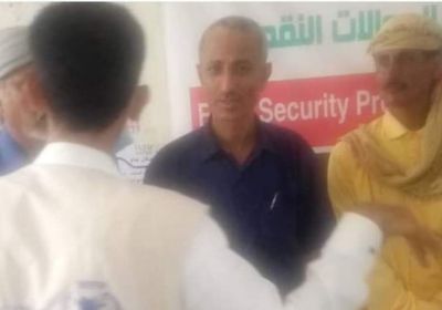 محسن ولشبط يتابعان أعمال صرف منح "الغذاء العالمي" بردفان