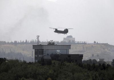 سفارة واشنطن في كابول تنزل العلم الأمريكي عن مبناها