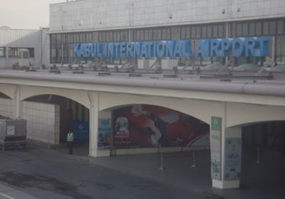 شاهد.. أفغان يتوافدون نحو مطار كابول خوفًا من طالبان 