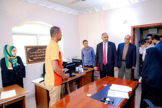 الزُبيدي يتفقد دوائر "أمانة الانتقالي" ولجان الجمعية الوطنية