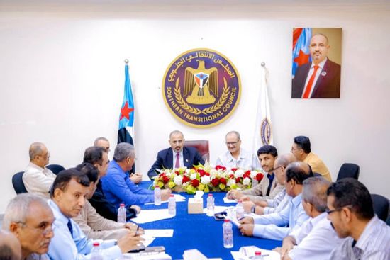 الزُبيدي يوجه بمضاعفة جهود دوائر "أمانة الانتقالي"