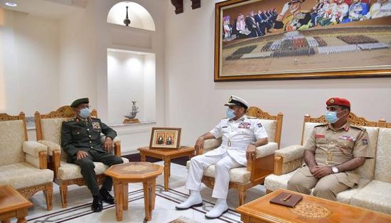 الإمارات وسلطنة عمان تبحثان مجالات التعاون العسكري