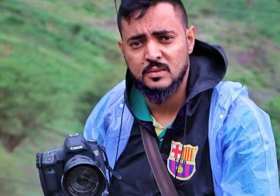 نجل قيادي حوثي يحاول دهس ناشط إعلامي بإب