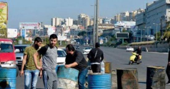 لبنان: محتجون يقطعون الطرقات بسبب أزمة الوقود