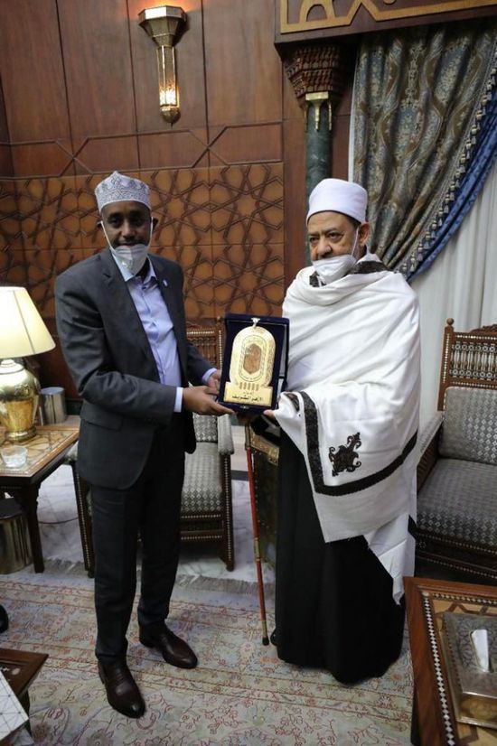  رئيس وزراء الصومال يُقلد شيخ الأزهر عمامة السلاطين