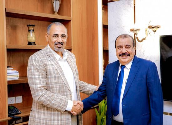 عائدًا من رحلة علاجية.. الزُبيدي يستقبل بن بريك