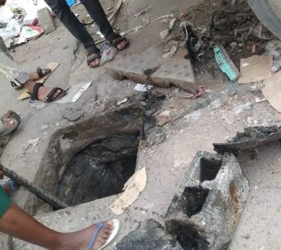 تصفية انسدادات الصرف الصحي في الشيخ عثمان