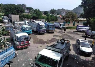 نافذون يتقاسمون مدرسة بإب: ورشة ومخزن وقود وموقف شاحنات