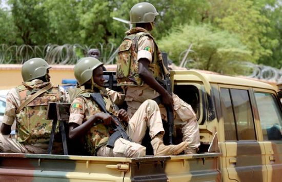 الجيش المالي: مقتل 15 جنديا ماليا وجرح 34 في عملية إرهابية