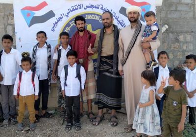 "انتقالي حبان" يمنح حقائب مدرسية لتلاميذ مركز الوادي