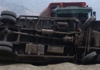 شاحنة توقف حركة المرور بين تعز ولحج