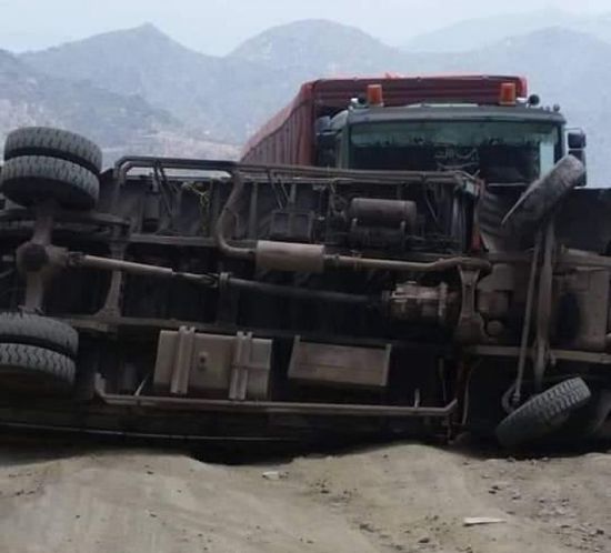 شاحنة توقف حركة المرور بين تعز ولحج