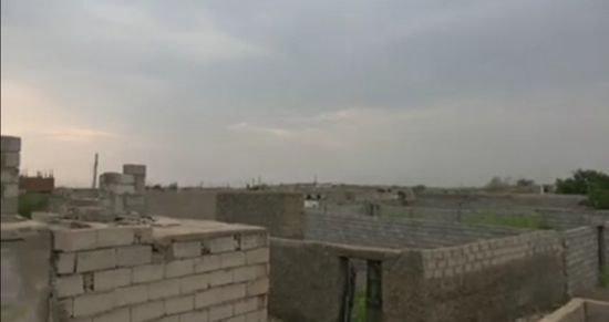 شاهد.. مدفعية الحوثي تدك منازل حي منظر