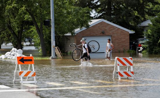 فيضانات عارمة تقتل 21 شخصًا بولاية تينيسي الأمريكية