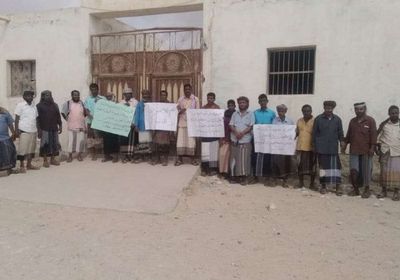 معلمو رضوم يطالبون السلطة الإخوانية بحقوقهم