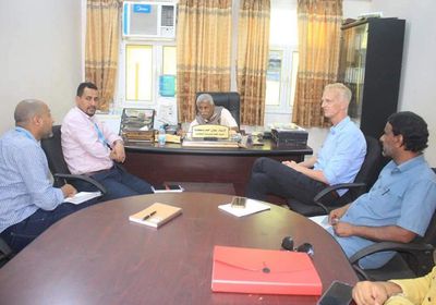 وفد "مشروع المرونة" يزور مديرية الشحر  