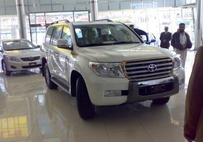 مليشيا الحوثي تداهم معارض بيع السيارات