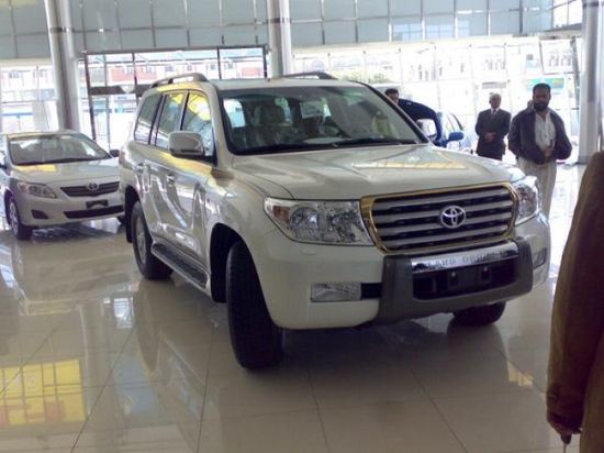 مليشيا الحوثي تداهم معارض بيع السيارات