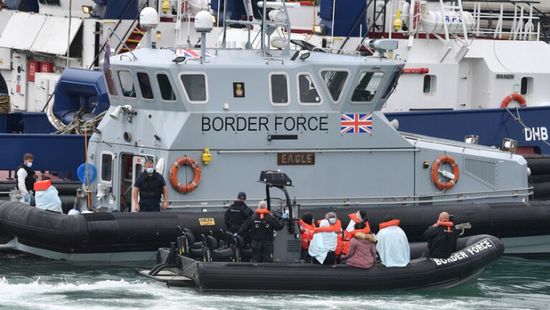 بريطانيا تحتجز 828 مهاجرًا حاولوا التسلل إلى أراضيها