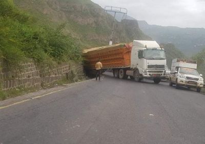 توقف حركة المرور على طريق سمارة في إب