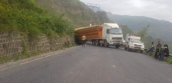 توقف حركة المرور على طريق سمارة في إب