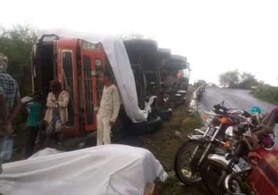 بسبب الحمولة الزائدة.. 3 مصابين في حادث شاحنة بتعز