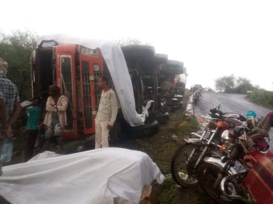 بسبب الحمولة الزائدة.. 3 مصابين في حادث شاحنة بتعز