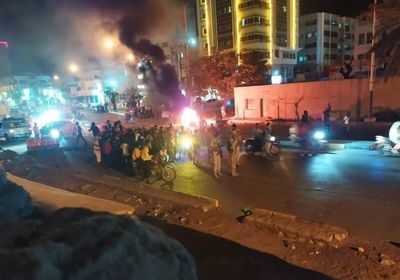 حي السلام بالمكلا يرفض العتمة.. والسكان يتظاهرون بالشوارع