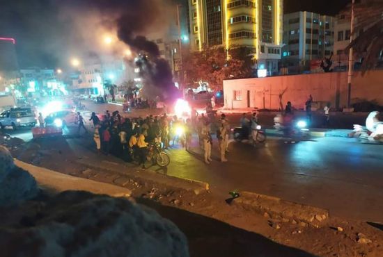 حي السلام بالمكلا يرفض العتمة.. والسكان يتظاهرون بالشوارع