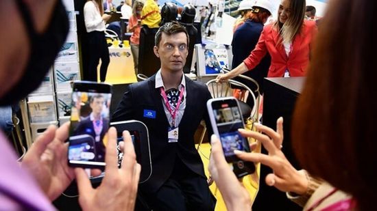 روسيا: روبوت على هيئة إنسان في "منتدى الجيش2021"